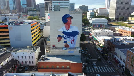 Vista-Aérea-Lejos-Del-Mural-De-Shohei-Ohtani,-En-La-Pared-Del-Hotel-Miyako-En-Los-Ángeles,-Estados-Unidos.