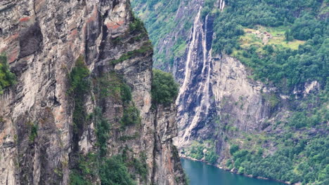 Luftaufnahme-Der-Steilen-Klippen-Und-Des-Wasserfalls-über-Dem-Fjord