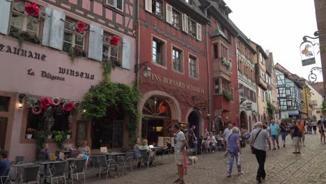 The-narrow-and-picturesque-Rue-des-Remparts-in-Riquewihr