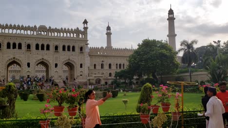 Panoramic-video-of-Bada-Imambada-And-the-tourist-taking-selfies