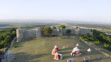 Atracciones-Medievales-Adyacentes-A-La-Fortaleza-De-Mezek-En-Un-Día-Soleado-En-Bulgaria