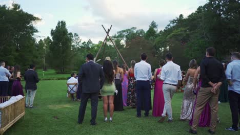 Grupo-De-Amigos-Y-Familiares-Invitados-A-La-Ceremonia-De-Boda,-Público-Viendo-El-Evento