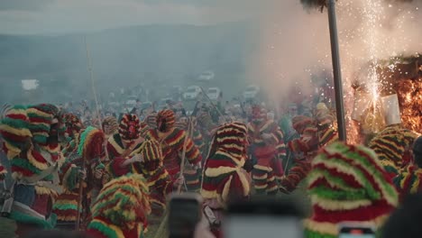 Danza-Ritual-Al-Atardecer-En-El-Carnaval-De-Podence-Alrededor-De-La-Quema-De-Careto,-Portugal