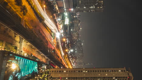 Verkehr-Auf-Der-Autobahn-Mit-Der-Skyline-Von-Ho-Chi-Minh-Stadt-Und-Dem-Wahrzeichen-81-In-Der-Nacht-In-Vietnam