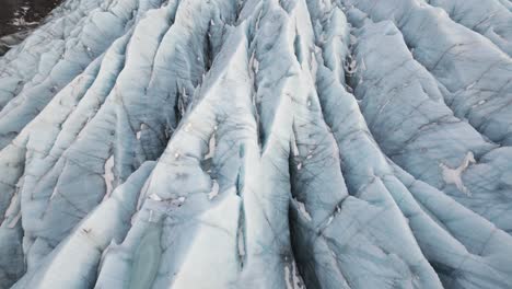 Primer-Plano-De-Los-Glaciares-Del-Parque-Nacional-Vatnajokull,-Grietas-Profundas-En-Islandia