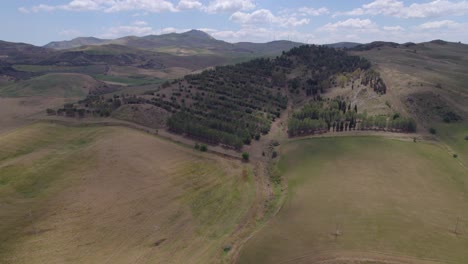 Toma-Aérea-De-Establecimiento-De-Las-Colinas-Volcánicas-De-Sicilia,-Italia.