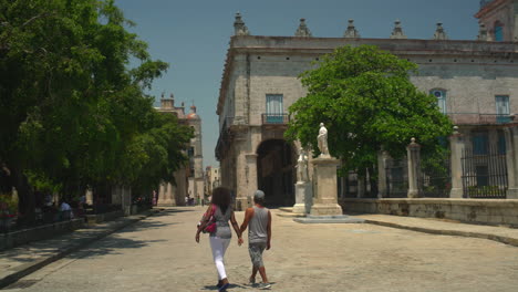 Gente-Caminando-Tranquilamente-En-Un-Día-Soleado-En-La-Plaza-De-Armas-De-La-Habana,-Cuba