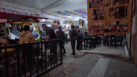 Street-stalls-and-sale-of-items-in-Oaxaca,-concentration-of-people