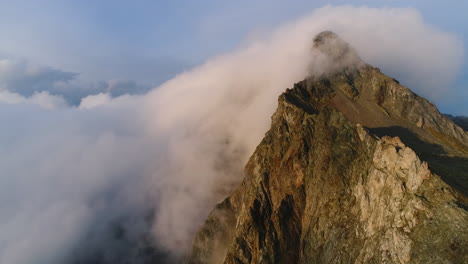 Toma-Aérea-De-Drones-Del-Majestuoso-Pico-De-La-Montaña