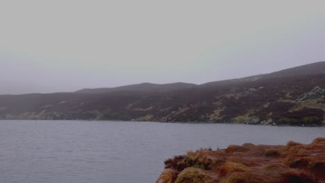 Toma-Estática-De-Las-Colinas-Y-El-Campo-En-El-Borde-Del-Lago-Skeen.