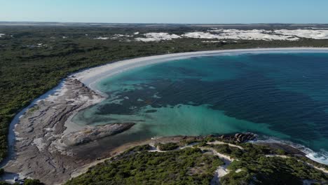 Verlassener-Felsstrand-Von-Wylie-Bay-Und-Die-Umliegende-Landschaft-Bei-Sonnenuntergang,-Esperance-Gebiet-In-Westaustralien