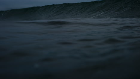 Blick-Auf-Die-Meeresoberfläche-Im-Wasser,-Die-Ansteigt-Und-Eine-Front-Und-Eine-Walze-Einer-Brechenden-Welle-Bildet