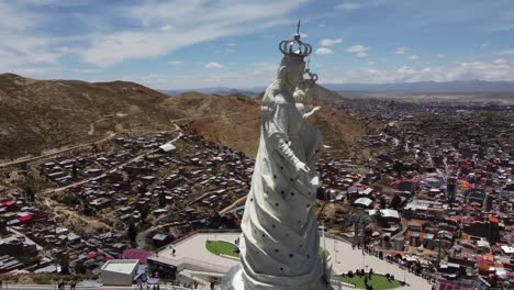 Statue-Der-Jungfrau-Maria-Und-Des-Jesuskindes-Mit-Blick-Auf-Die-Stadt-Oruro,-Bolivien