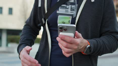 -Person,-Die-Den-MagSafe-Akku-Zum-Kabellosen-Laden-Draußen-Auf-Der-Rückseite-Des-IPhone-Platziert