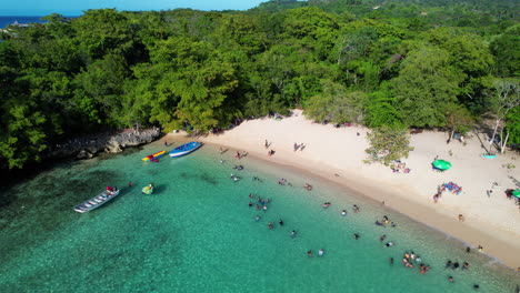 Gruppe-Von-Touristen-Entspannen-Am-Sandstrand-In-Rio-San-Juan-Im-Sommer