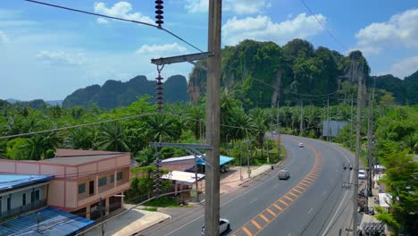 Paisaje-Tropical-Montañas-Kársticas-Scooter-Carretera-Palmeras