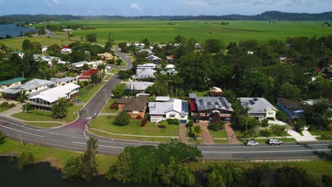 Vista-Aérea-Sobre-Tumbulgum-Con-Tierras-De-Cultivo-En-El-Fondo,-A-Lo-Largo-Del-Río-Tweed,-En-El-Norte-De-Nueva-Gales-Del-Sur,-Australia