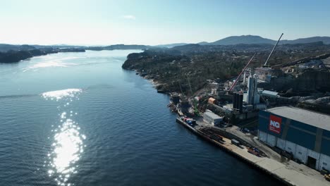 Fiordo-Entre-Sotra-Y-Bergen-En-Knarrevik-Mientras-Se-Construye-El-Puente-Sotra-Link