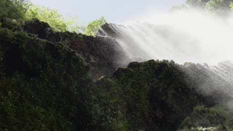 Zeitlupenaufnahme-Von-Wassertropfen,-Die-Von-Einem-Felsigen-Wasserfall-In-Cebu,-Philippinen,-Fallen