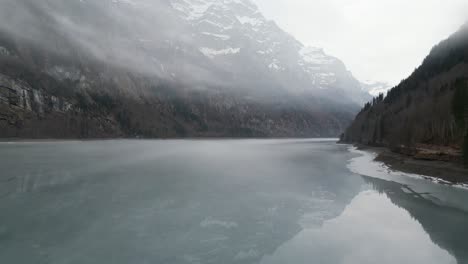 The-shore-of-the-Klöntalersee-lake-in-Glarus,-Switzerland