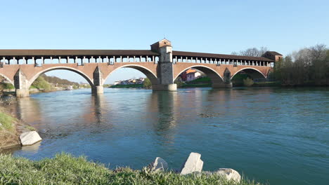 Schöne-Aussicht-Auf-Ponte-Coperto-Ist-Eine-Brücke-über-Den-Fluss-Ticino-In-Pavia-An-Einem-Sonnigen-Tag,-Lombardei,-Pavia,-Italien