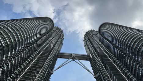 Petronas-Tower-Blick-Von-Unten-Kuala-Lumpur-Malaysia-Immobilien