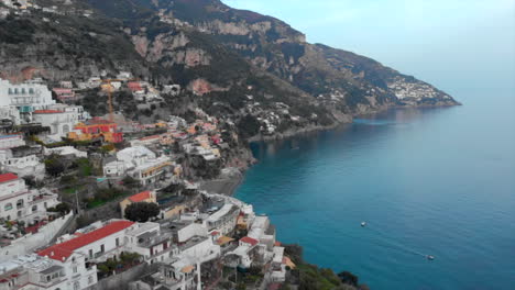 Vista-De-Drones-De-Amalfi,-Italia