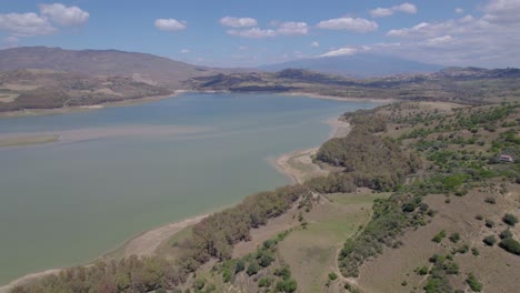 Toma-Aérea-Del-Lago-Seco-De-Pozzillo-Cerca-De-Regalbuto-En-Las-Montañas-Erei-Con-Vista-Al-Etna-Que-Muestra-Los-Problemas-De-Sequía