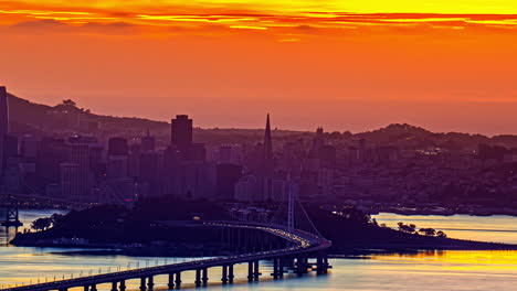 Zeitraffer,-Abend-In-San-Francisco,-USA,-Gebäude-In-Der-Innenstadt-Und-Verkehr-Auf-Der-Oakland-Bridge
