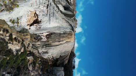 Vista-Aérea-De-Hierve-El-Agua,-México,-Video-Vertical-De-Drones,-Cascada-épica