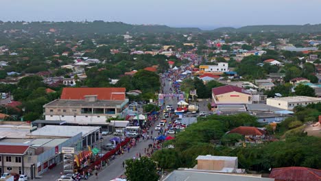 Órbita-Del-Paraíso-Tropical-Del-Caribe-Con-Observadores-Del-Desfile-De-Carnaval-En-El-Lado-De-La-Calle