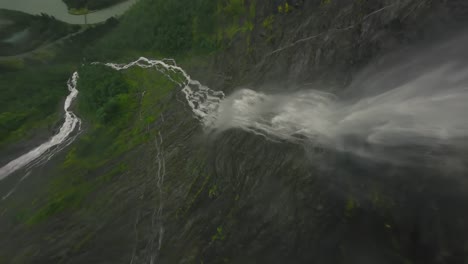 FPV-Drohne-Fliegt-Durch-Einen-Wasserfall