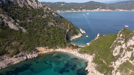 Órbita-De-La-Playa-De-Porto-Timoni-Cerca-Del-Pueblo-De-Afionas,-Isla-De-Corfú,-Grecia