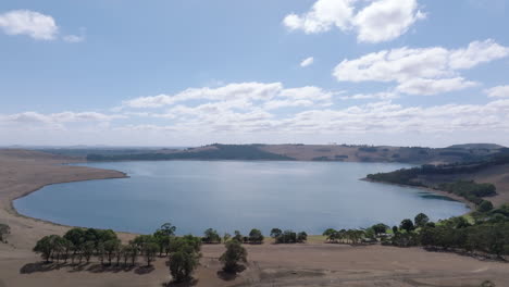 Antena-Hacia-El-Lago-Bullen-Merrie-De-Camperdown,-Victoria,-Australia