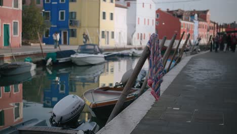 La-Vida-En-Los-Canales-De-Burano-Con-Barcos-Amarrados,-Venecia,-Italia