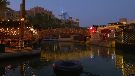 Vista-Del-Burj-Al-Arab-Y-Paseo-En-Cana-En-El-Zoco-Madinat-Al-Jumeirah-En-Dubai,-Emiratos-Árabes-Unidos