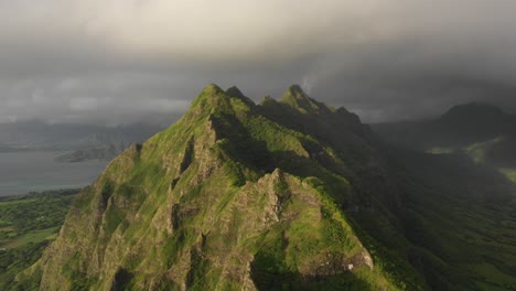 Drone-Volando-Lejos-De-Las-Montañas-Ko&#39;olau-En-Oahu-En-Hawai&#39;i-Al-Amanecer