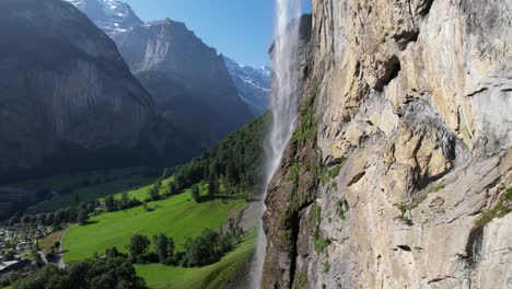 Con-Casi-300-Metros-De-Altura,-Esta-Cascada-Es-La-Cascada-De-Caída-Libre-Más-Alta-De-Suiza.