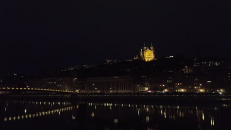 Basilika-Fourvière-In-Lyon,-Frankreich.-Blick-Von-Den-Kais-Bei-Nacht.