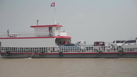Ein-Transportschiff-Fährt-Auf-Dem-Mekong-Im-Hafen-Von-Phnom-Penh-Areiy-Ksatr