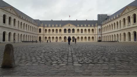 Les-Invalides-Beherbergt-Auch-Die-Gräber-Mehrerer-Französischer-Kriegshelden