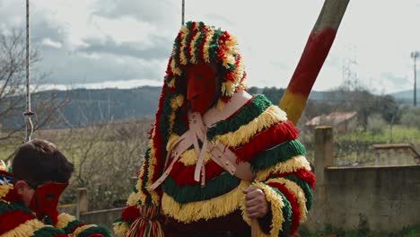 Karnevalsenthüllung-Im-Caretos-Kostüm,-Podence-Portugal
