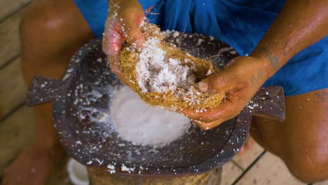 Un-Hombre-Está-Tomando-Leche-De-Coco-Usando-Un-Viejo-Truco,-Una-Vista-De-Primer-Plano