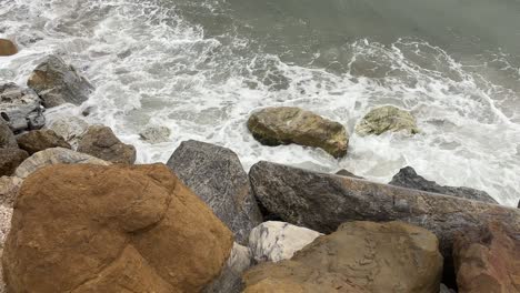 Olas-Rompiendo-Contra-Las-Rocas