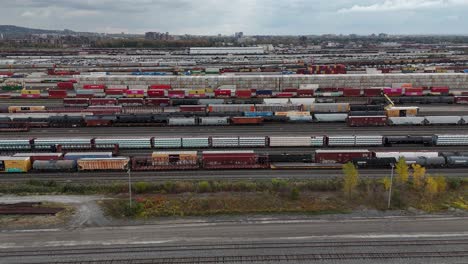 Rangierbahnhof,-Güterbahnhof-Und-Güterzüge---Luftbild-Nach-Rechts