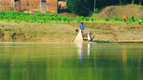 Pesca-Con-Red-Rural-En-El-Río-En-Un-Barco-Canoa-De-Madera,-Bangladesh,-Cámara-Lenta