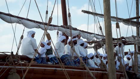 Festival-Del-Patrimonio-Marítimo-En-Abu-Dhabi-Con-Marineros-En-Un-Barco-Antiguo