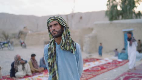 Hombre-Local-De-Khuzdar-Parado-Durante-El-Viaje-De-Ramadán-Iftar-En-La-Región