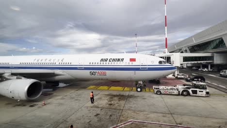 Großes-Flugzeug-Der-Air-China-Airlines-Am-Flughafenterminal-Gate-Mit-Angeschlossener-Ladebrücke-Zum-Einsteigen-Von-Passagieren