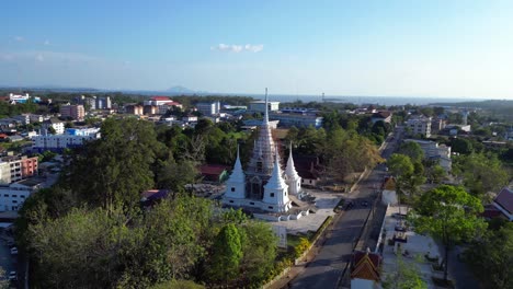 serene-traditional-thai-temple-complex,-tropical-landscape